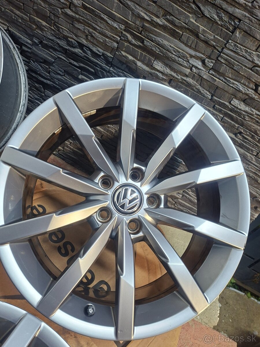 Monterey R18 VolkswagenB8 8.5 R line top stav - 4