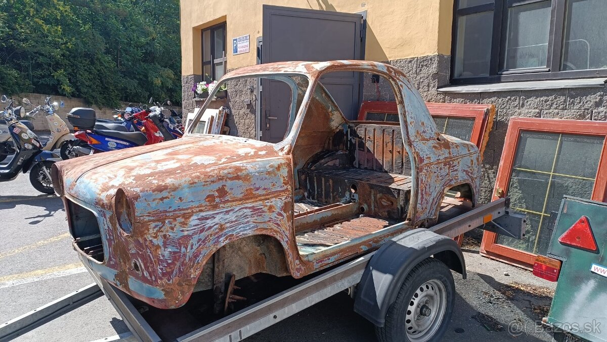 Vľavo. Vespa 400, rok výroby 1958 - 4