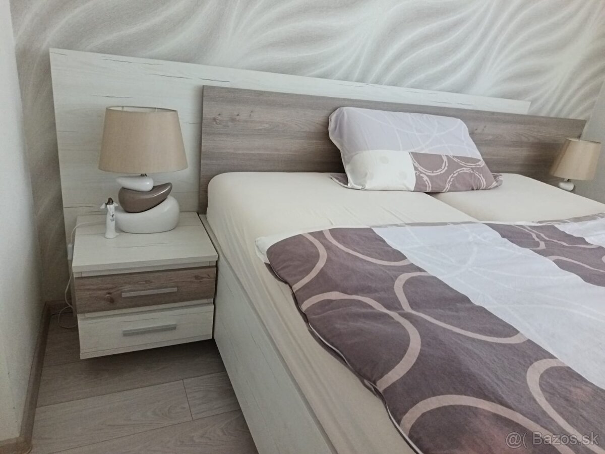 Predám manželskú postel s nočnými stolíkmi - 4