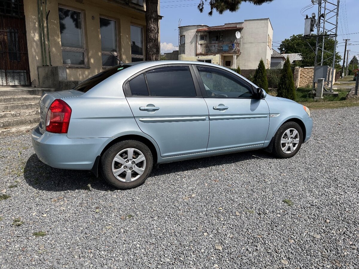 Predám HYUNDAI ACCENT SEDAN 71,3KW Manuál - 4