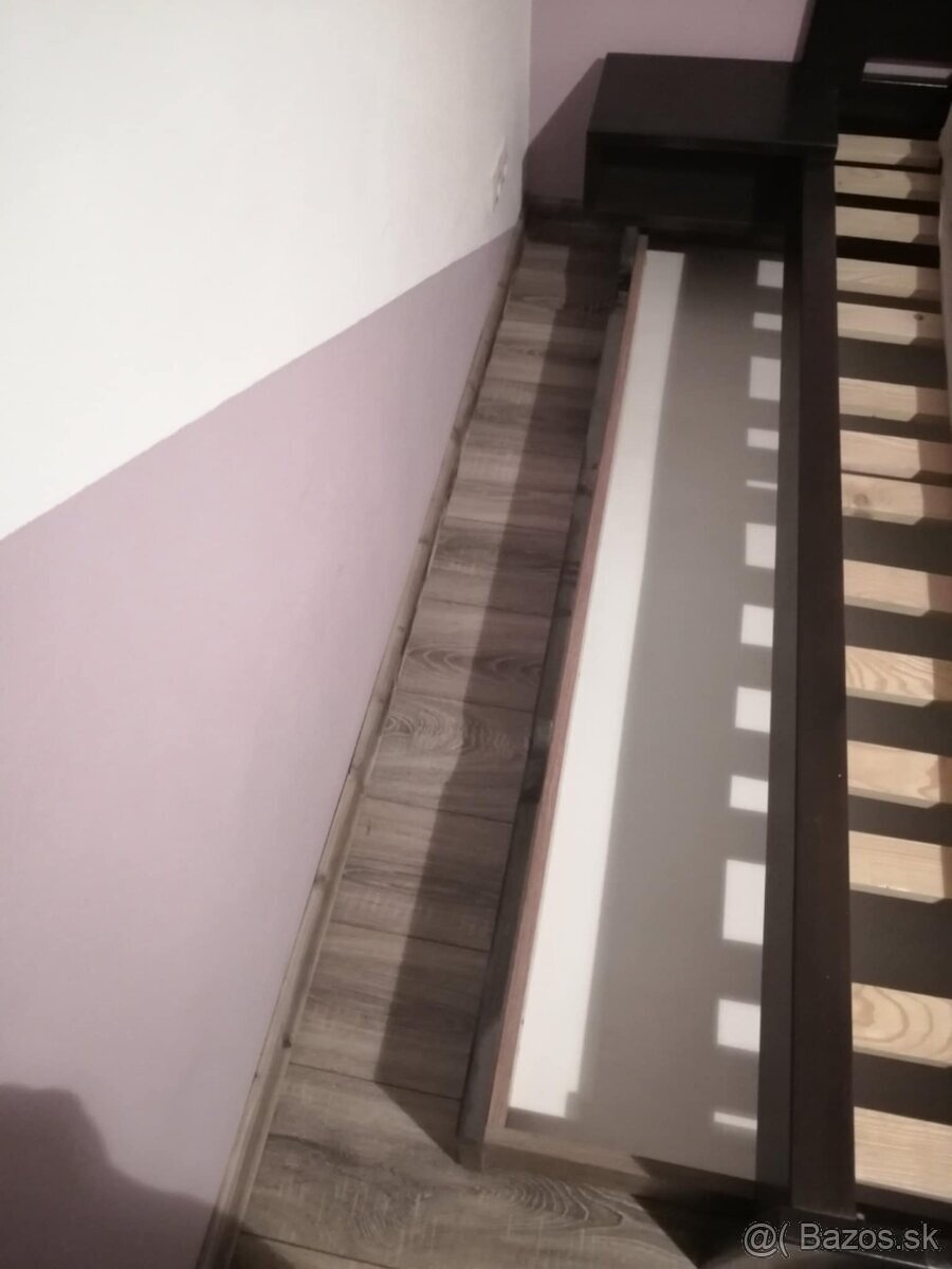 masívna posteľ - 4