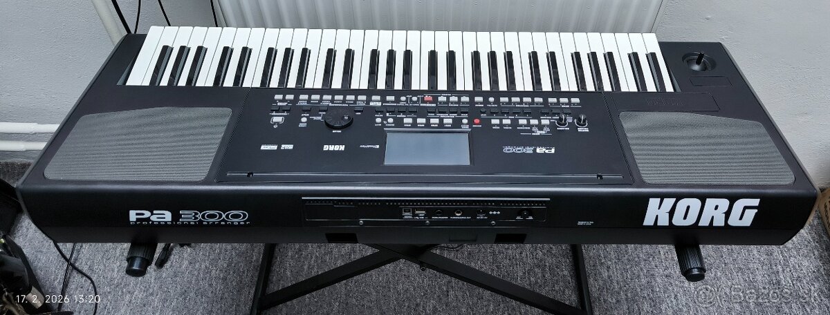KORG PA300 - 4