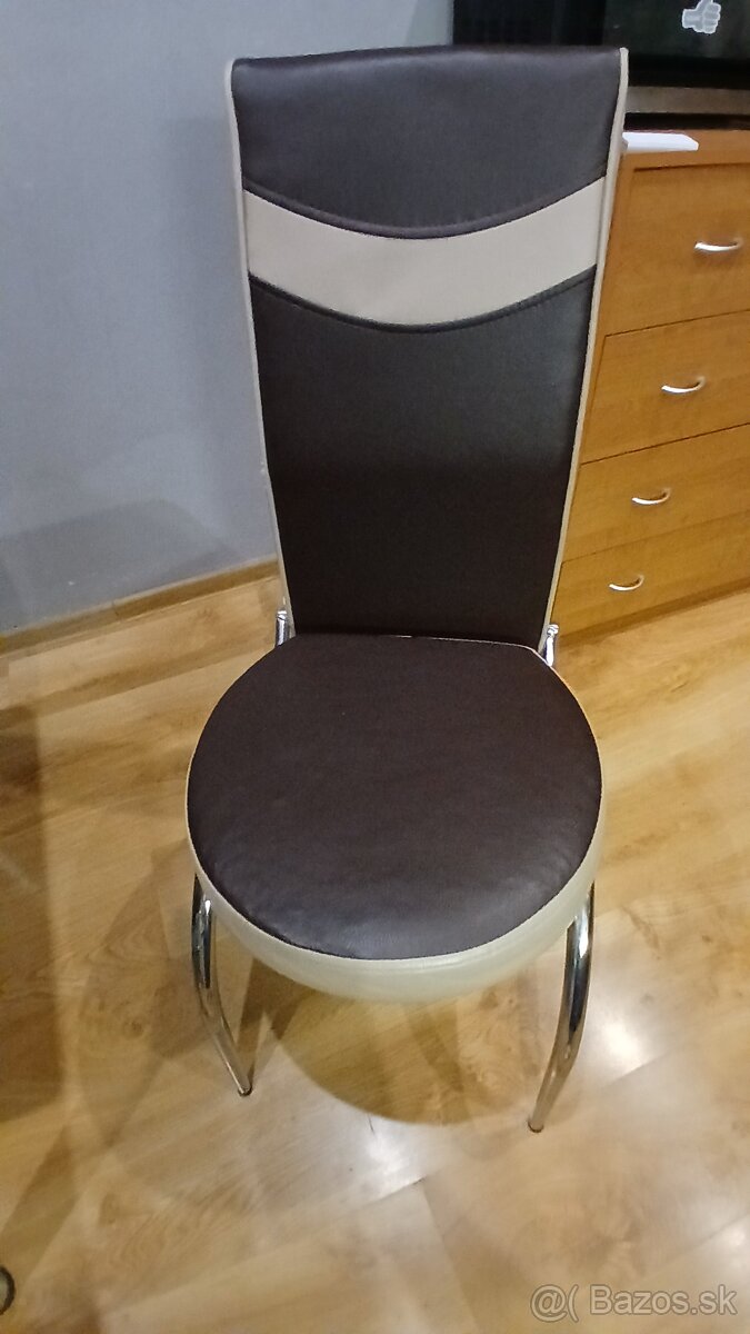 Stôl a stoličky - 4