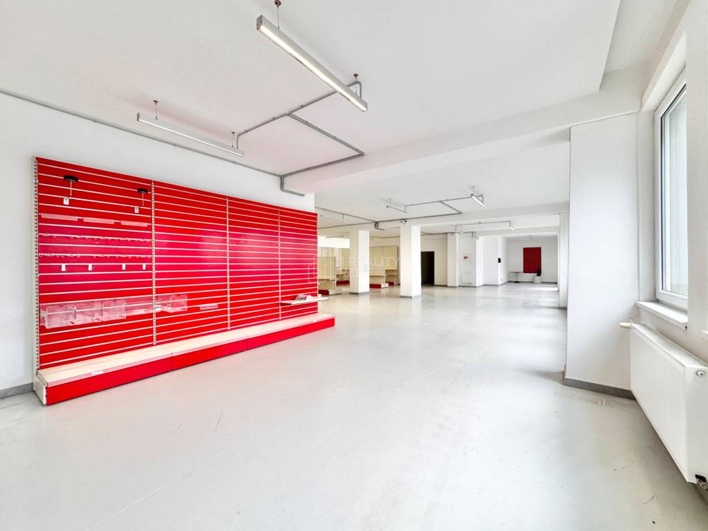 Na prenájom obchodný priestor 256 m2 v priemyselnej zóne v Ž - 4