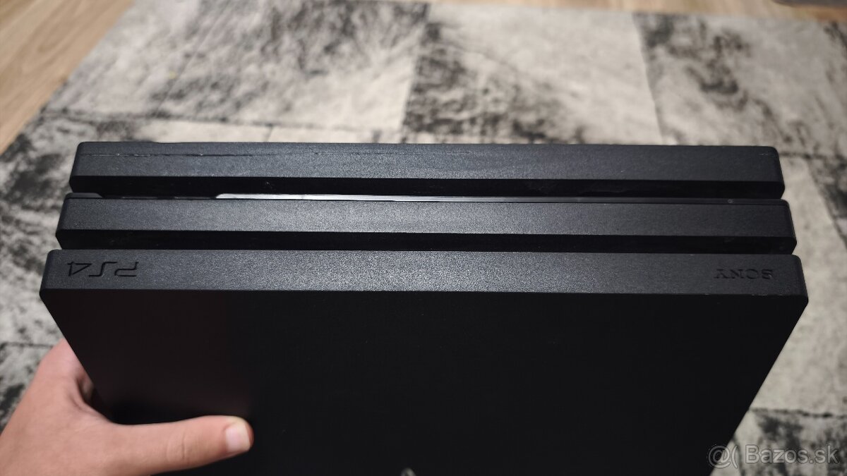 PS4 Pro 1 TB+ PS Kamera + 2 ovládače - 4