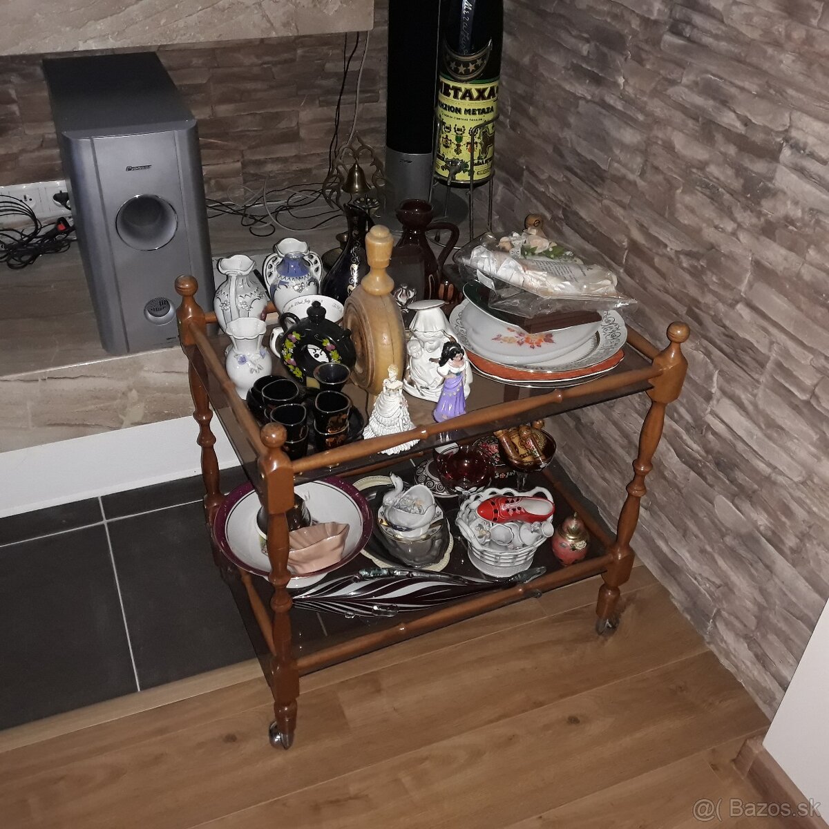 Predam pojazdny barovy stolik + rohovu policku - 4