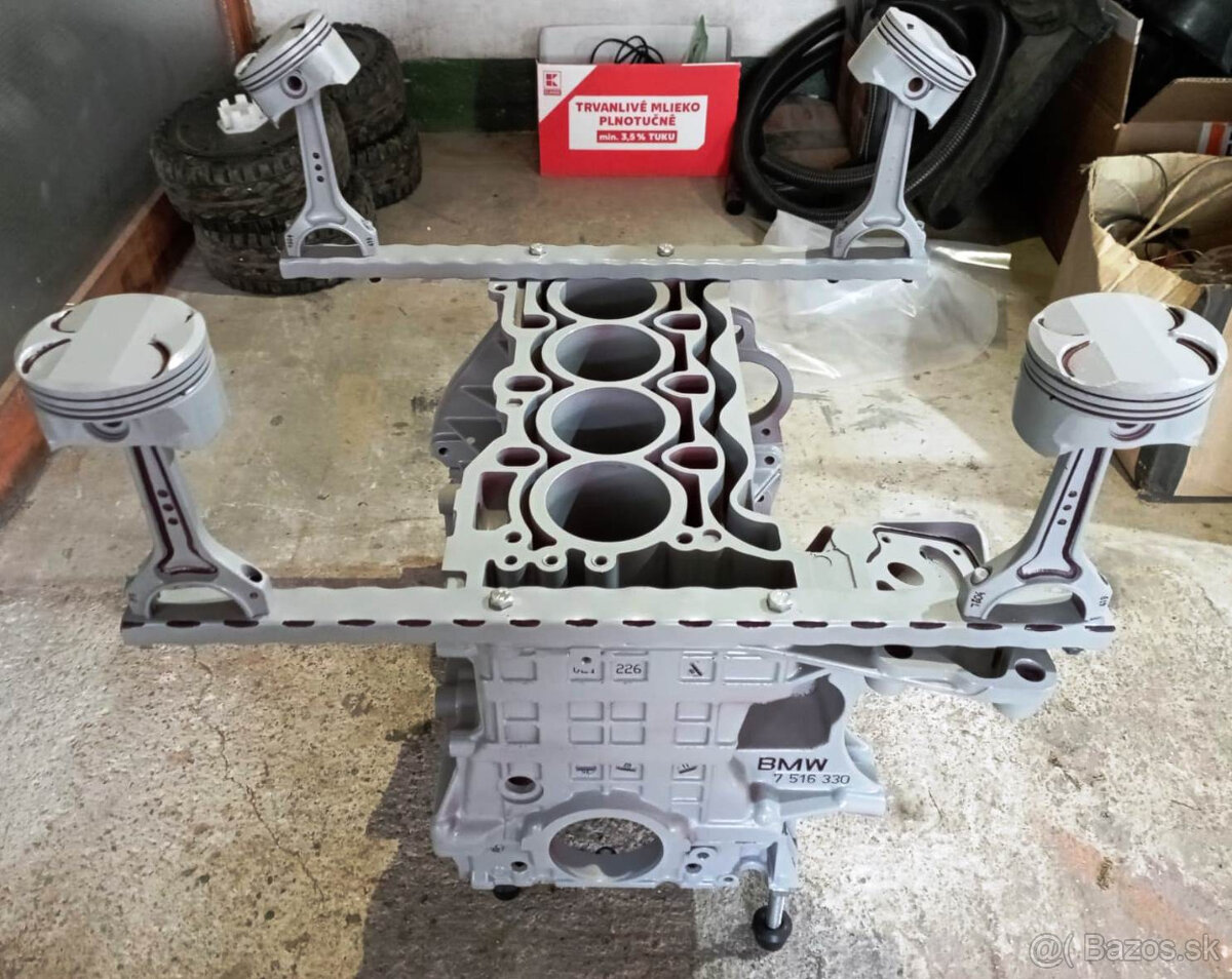 Konferenčný stolík z bloku motora BMW + sklo - 4