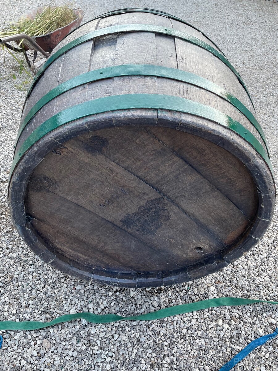 Predám veľký dubový sud objem 408l - 4