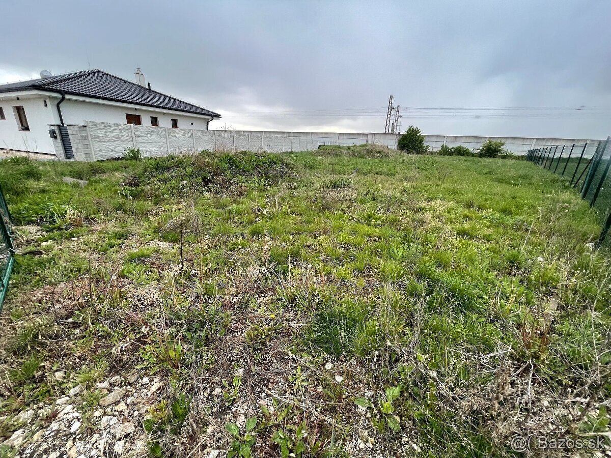 Veľký stavebný pozemok kúsok od NM pre rodinu či developera - 4