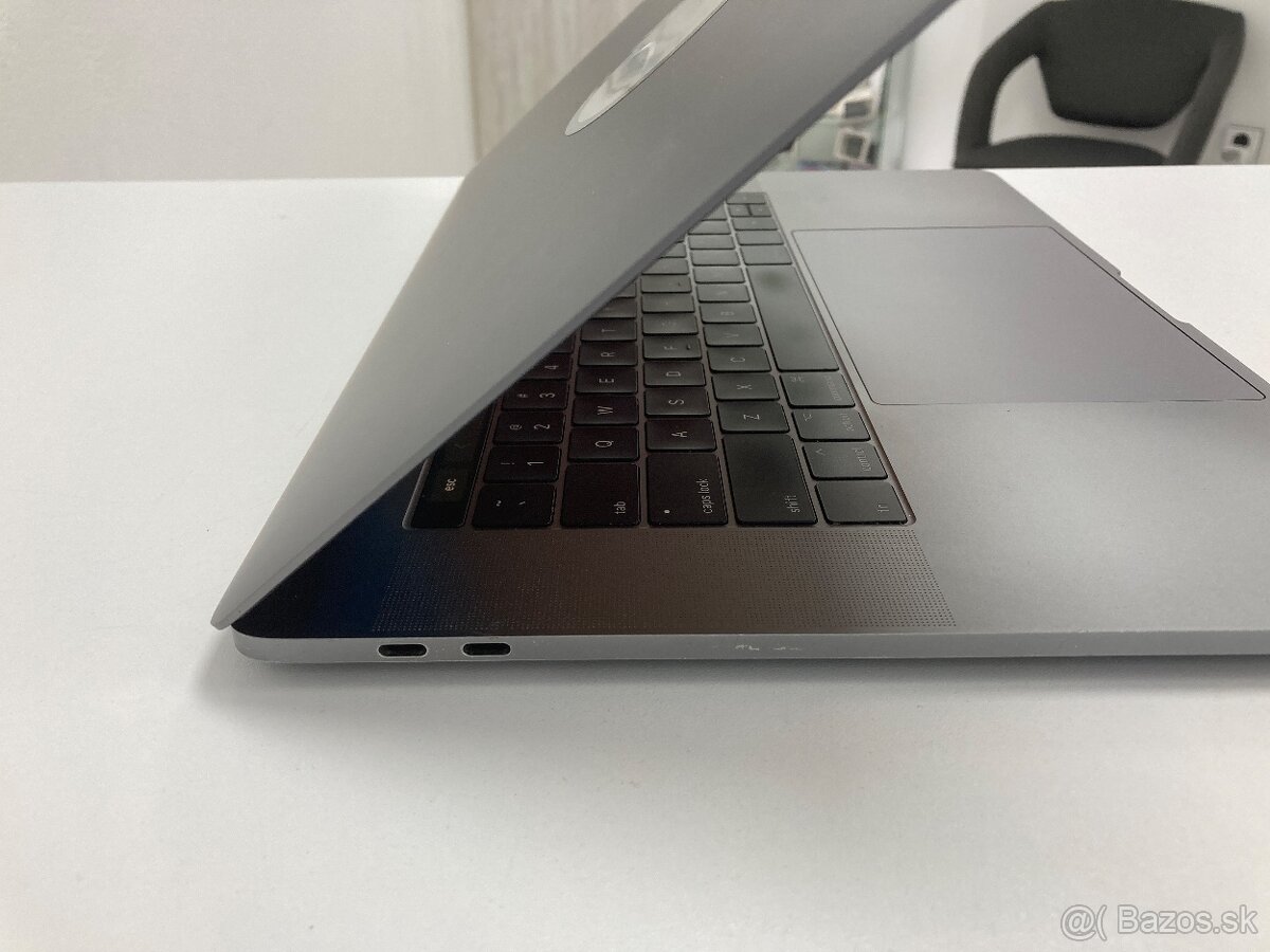 Apple MacBook Pro 15" 2017 Space Gray 16GB/1TB - 326 cyklov - 4