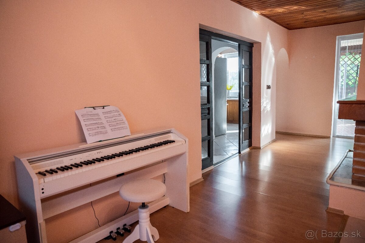 4-IZBOVÝ RODINNÝ DOM - ZÁVADA - 4