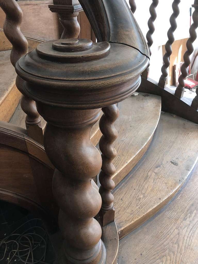 Staré dubové schodisko s zábradlím - 4