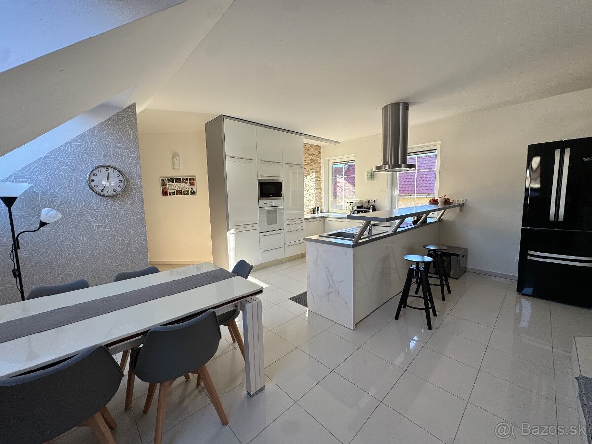 Priestranný 6-izbový dom, 3 kúpeľne a sauna - 4