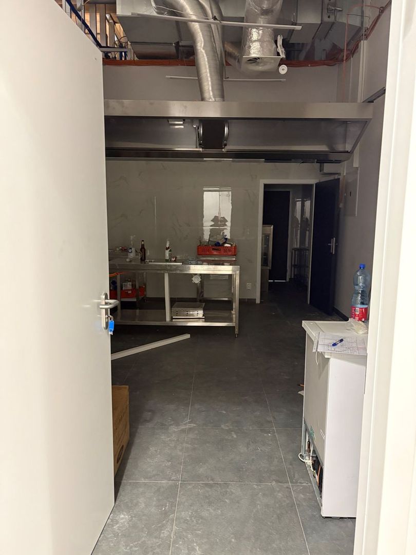 Voľný priestor na gastro prevádzku na prenájom - Bratislava - 4