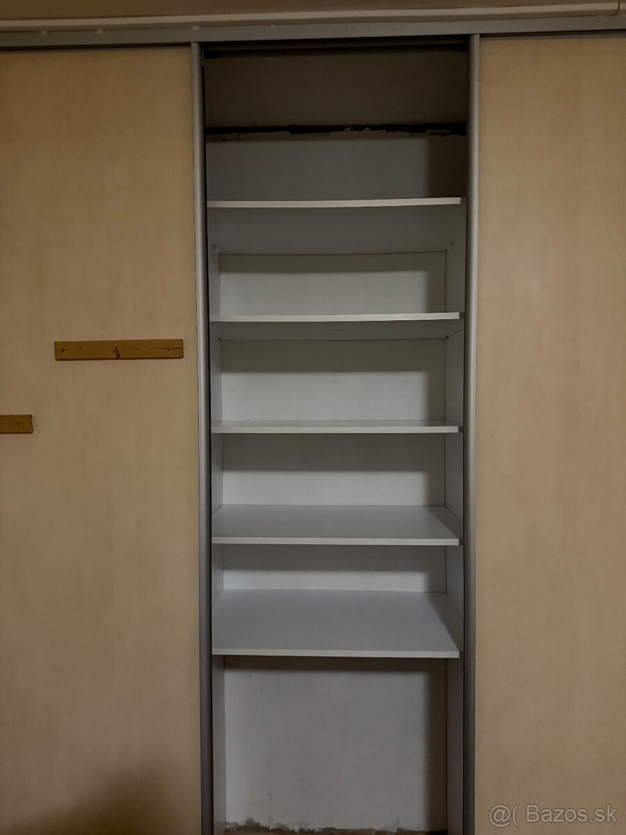 Predám vstavanú skriňu s posuvnými dverami – 340 × 62 × 260 - 4