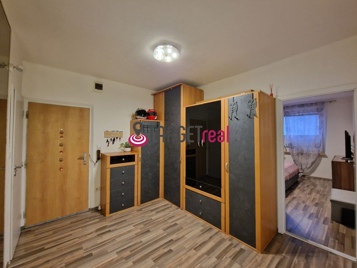 Na predaj veľký kompletne zariadený 3-izbový byt v centre Pi - 4