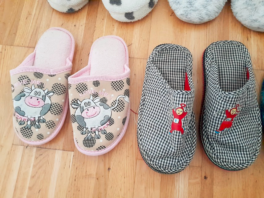 Veselé teplé zánovné papuče v.32/33, cena 2,50e/pár. Vnutorn - 4