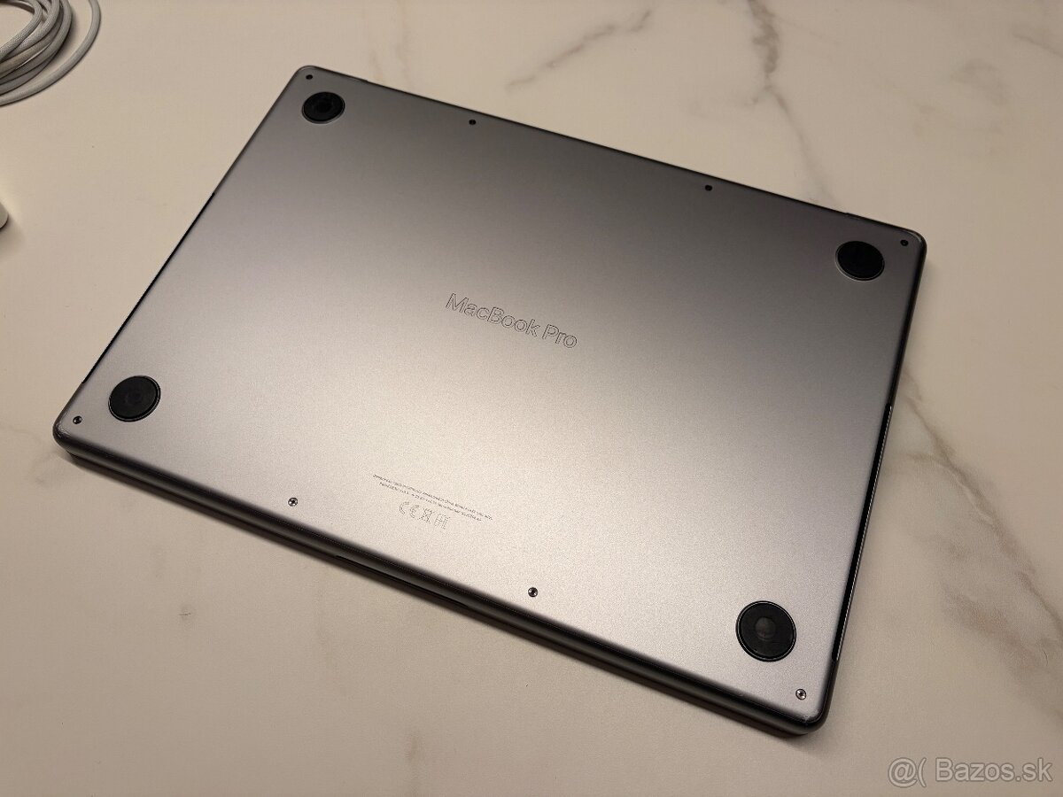 MacBook Pro 14” (2021) M1, 16 GB + obal - 4