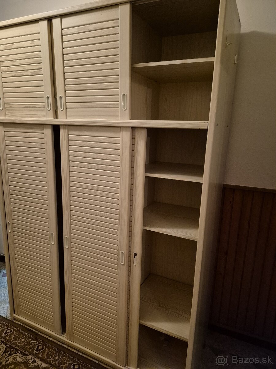 Darujem skriňu z posuvnymi dverami - 4