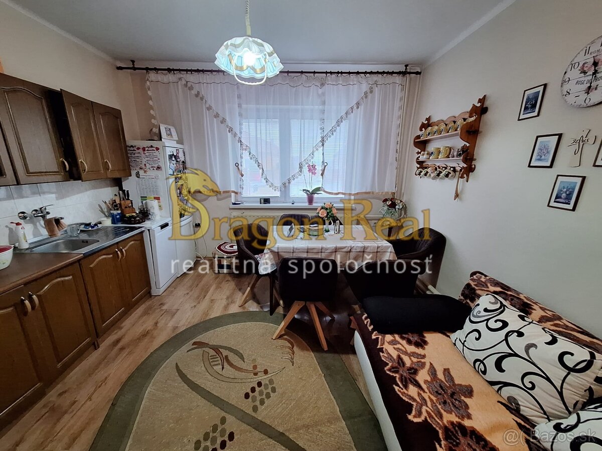 Poschodový 5 izbový rodinný dom s letnou kuchynkou – ZÁHOR - 4