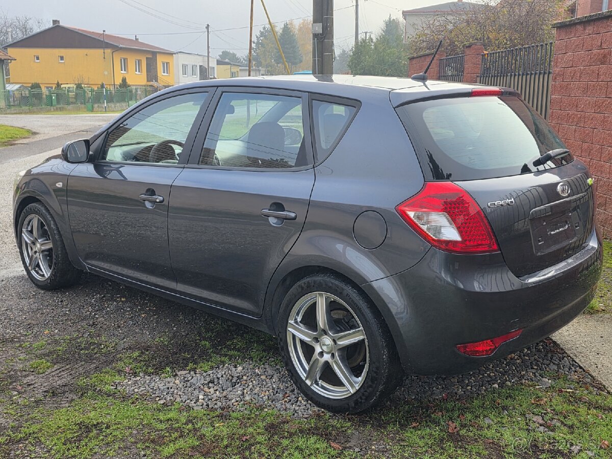 Kia Ceed 1.4 CVVT • Facelift 2011 • 172 tisíc KM • Nová STK - 4