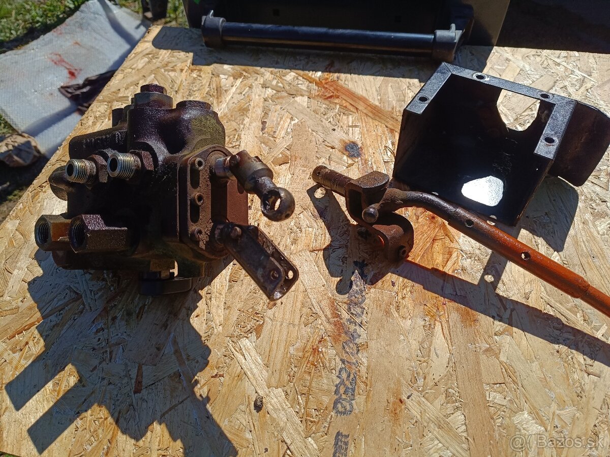 Predám hydraulický dvocestný rozvádzač na čelný nakladača - 4