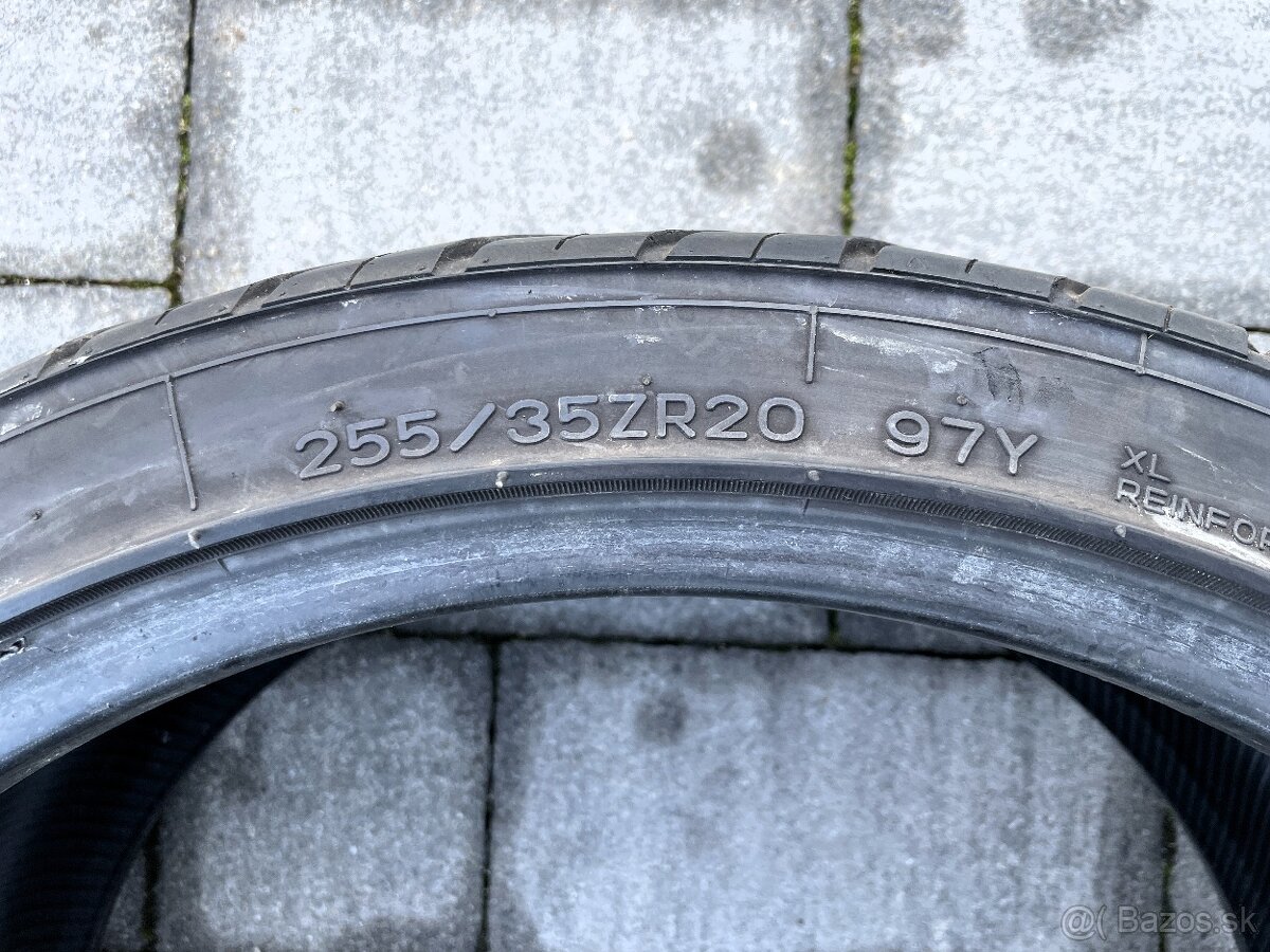 255/35 R20 - 4