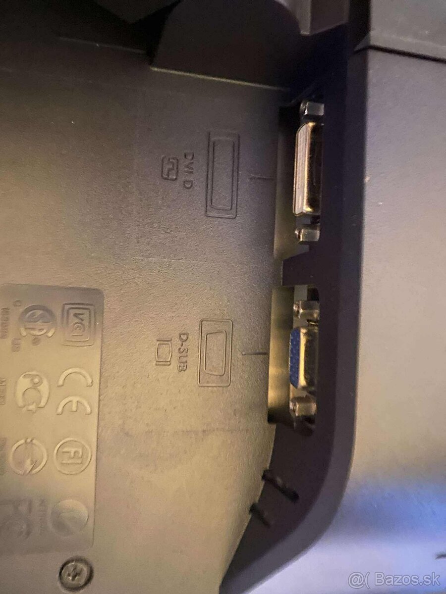 Predám tieto 2 monitory vga dvi d - 4