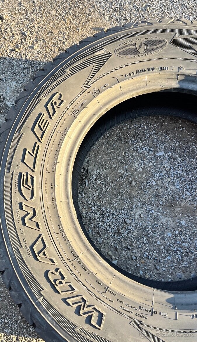 Pneu 245/75 r17