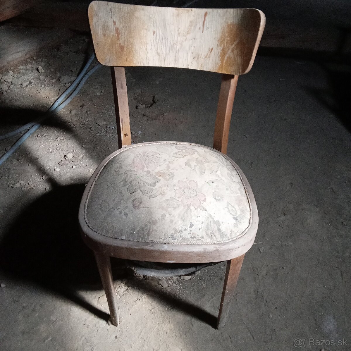 Rôzne staré stoličky a kreslá - 4