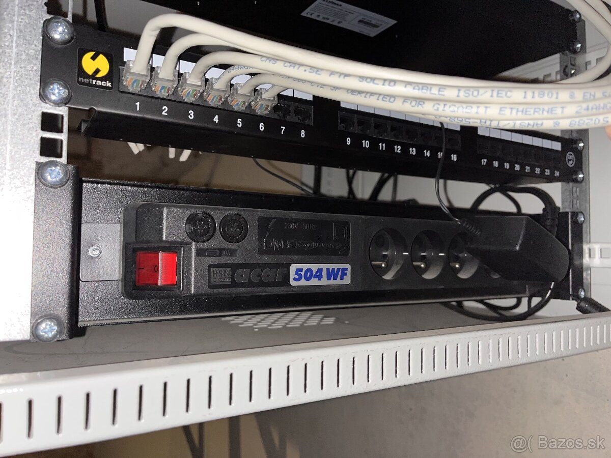 Dátový rozvádzač (Rack) Netrack 19" s výbavou + kľúče - 4