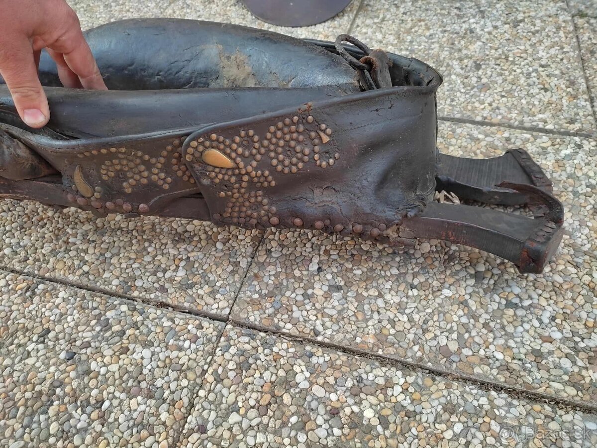 Vybijany chomut a sedlo na kona - 4