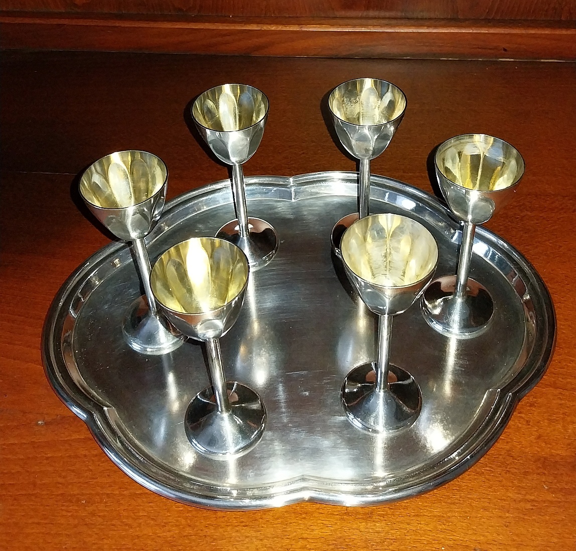 poháre na stopke s táckou + 4 čajové poháre zadarmo - 4