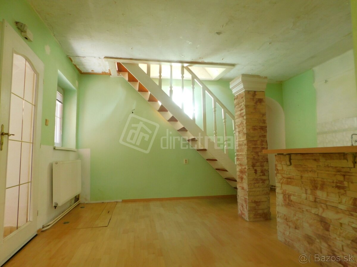 Pekný dom na slnečnom pozemku s bazénom a jazierkom - 4