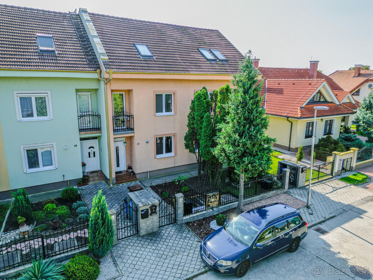 Na predaj 5 izbový poschodový rodinný dom s 2 garážou v Duna - 4