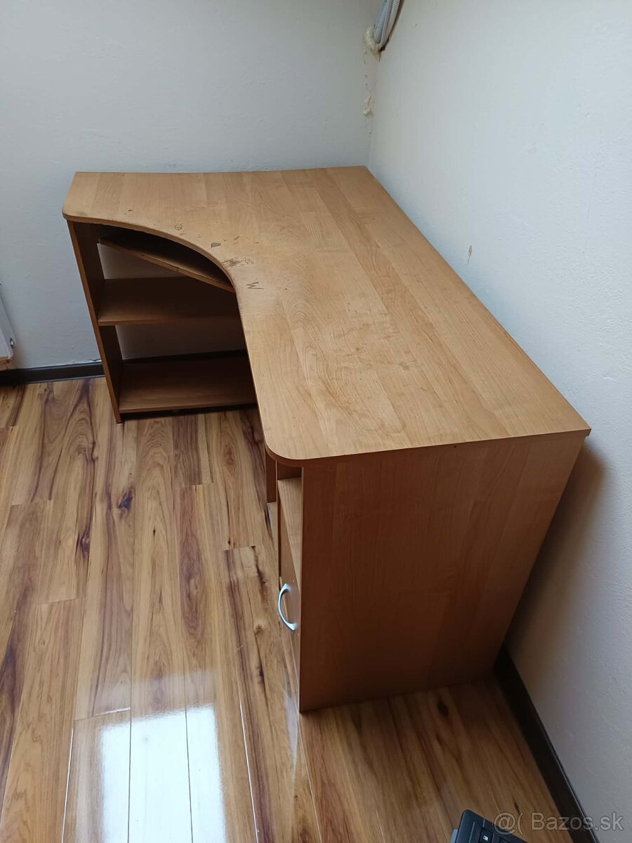Pc rohový stolík. - 4