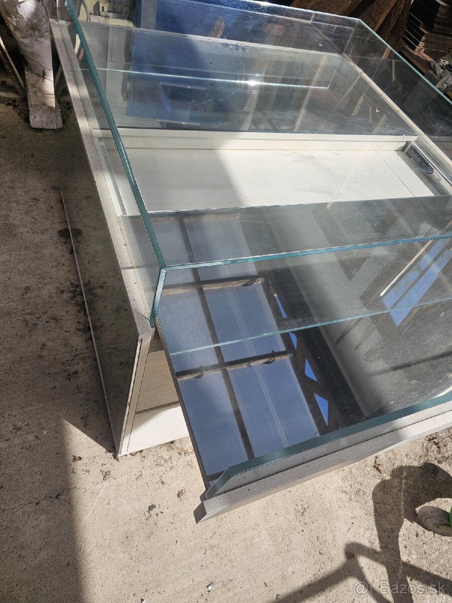 Vitrína sklenená s úložným priestorom - 4