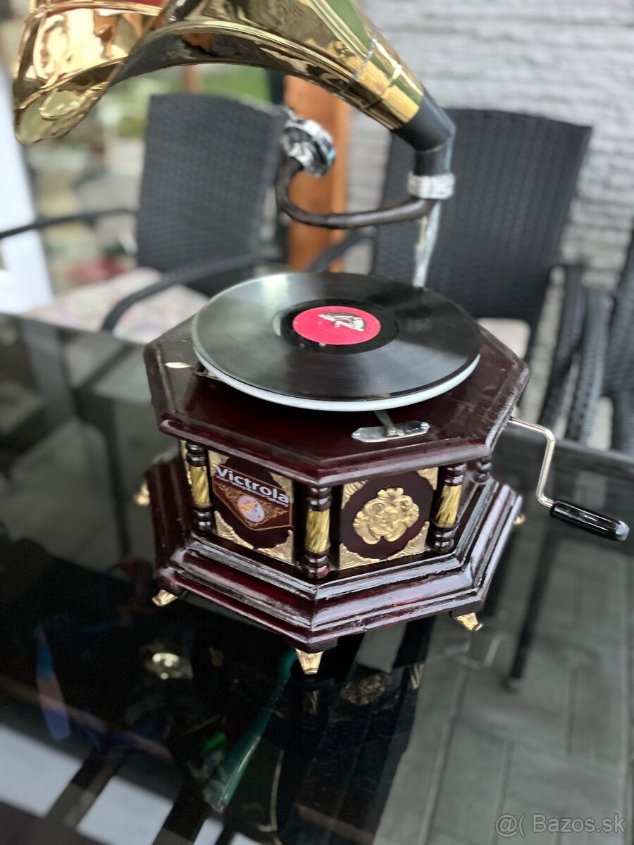 Gramofón s kľukou prehráva staré šelakové platne - 4