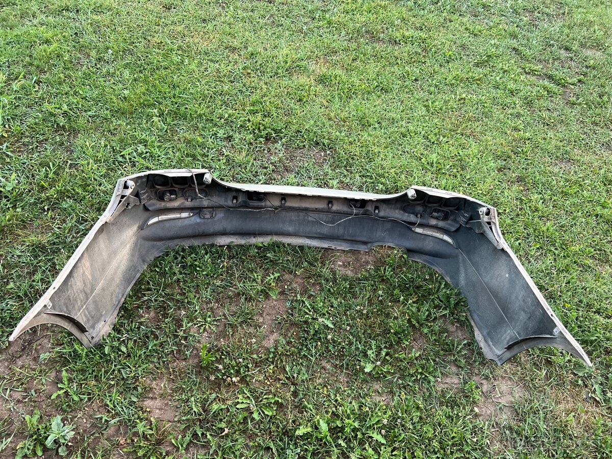 BMW E60 zadný nárazník - 4