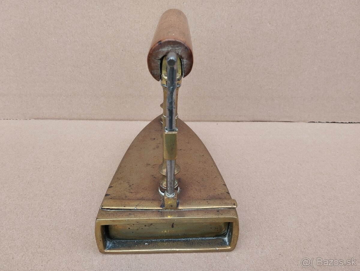 Stará zachovalá mosazna žehlička č.7, packetou - 4