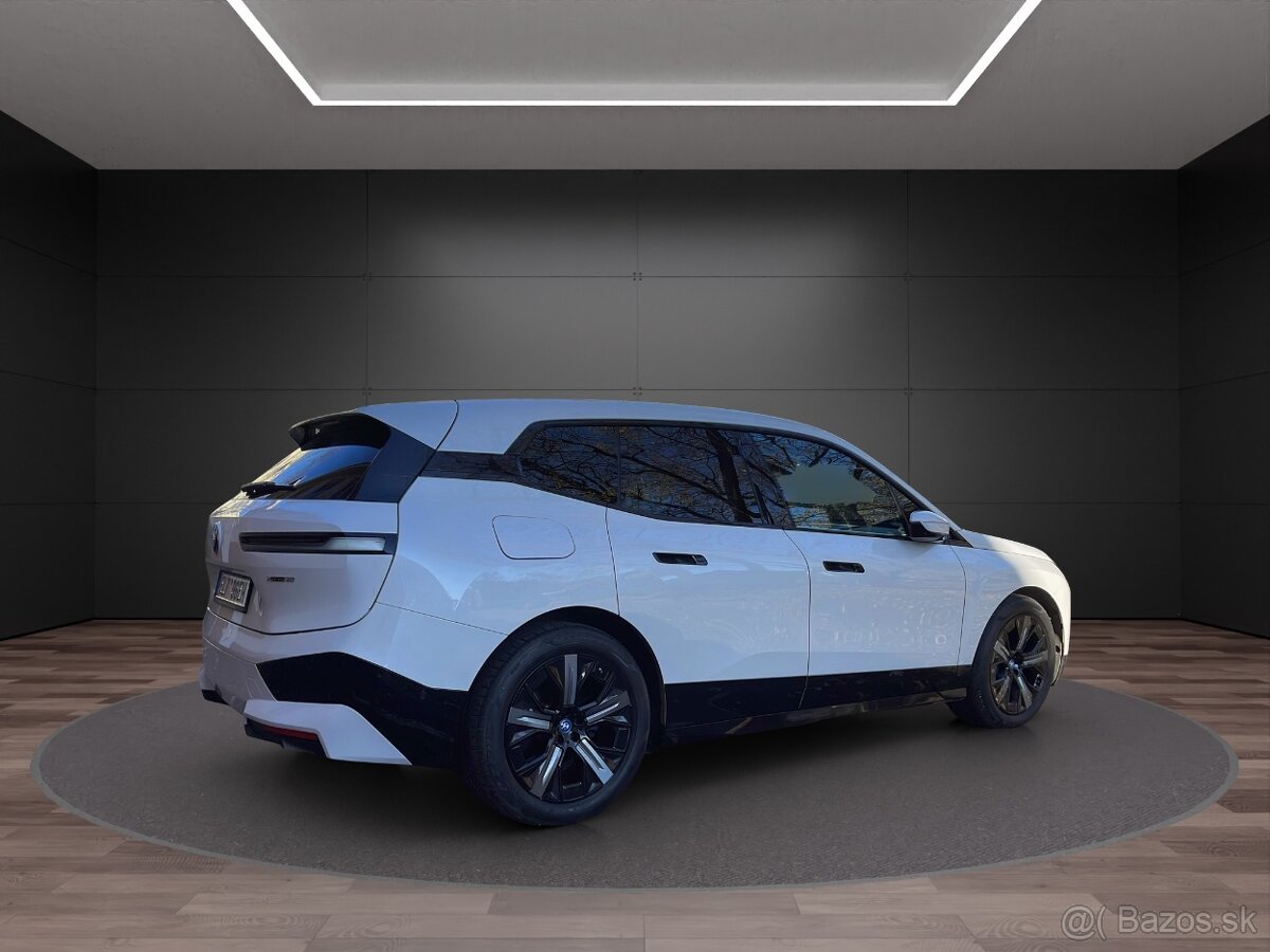 BMW iX 50 xDrive, Sport, Skylounge, DPH, SOH 96.3% - 4