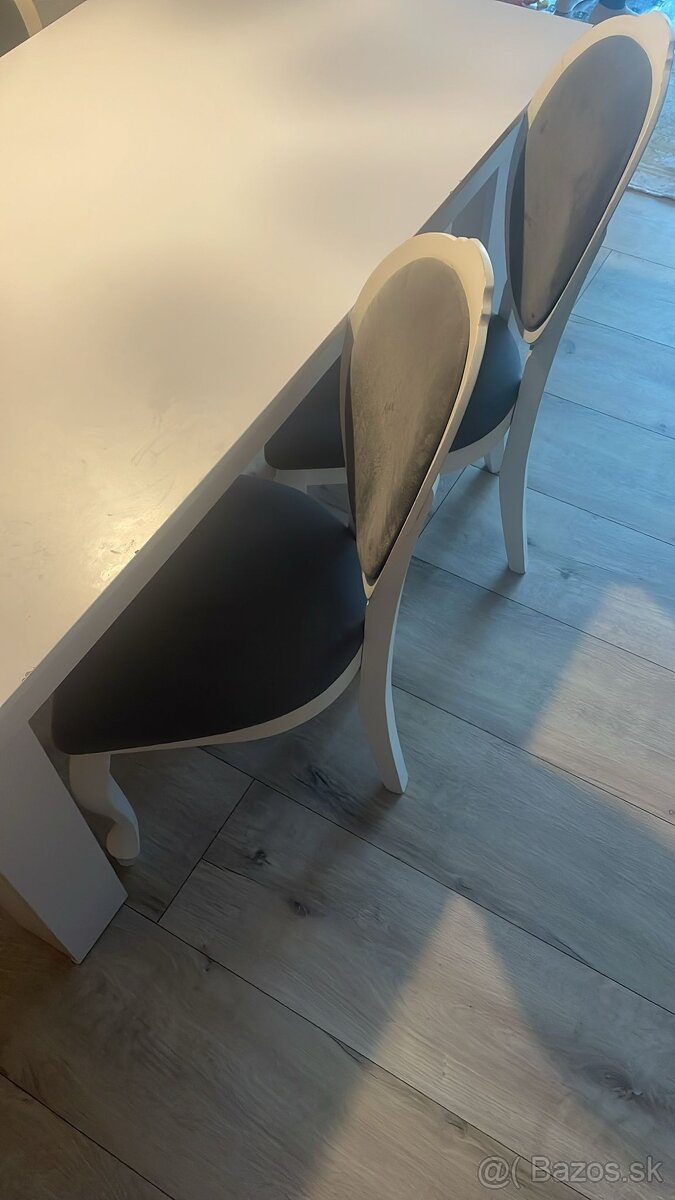 Stôl a stoličky - 4