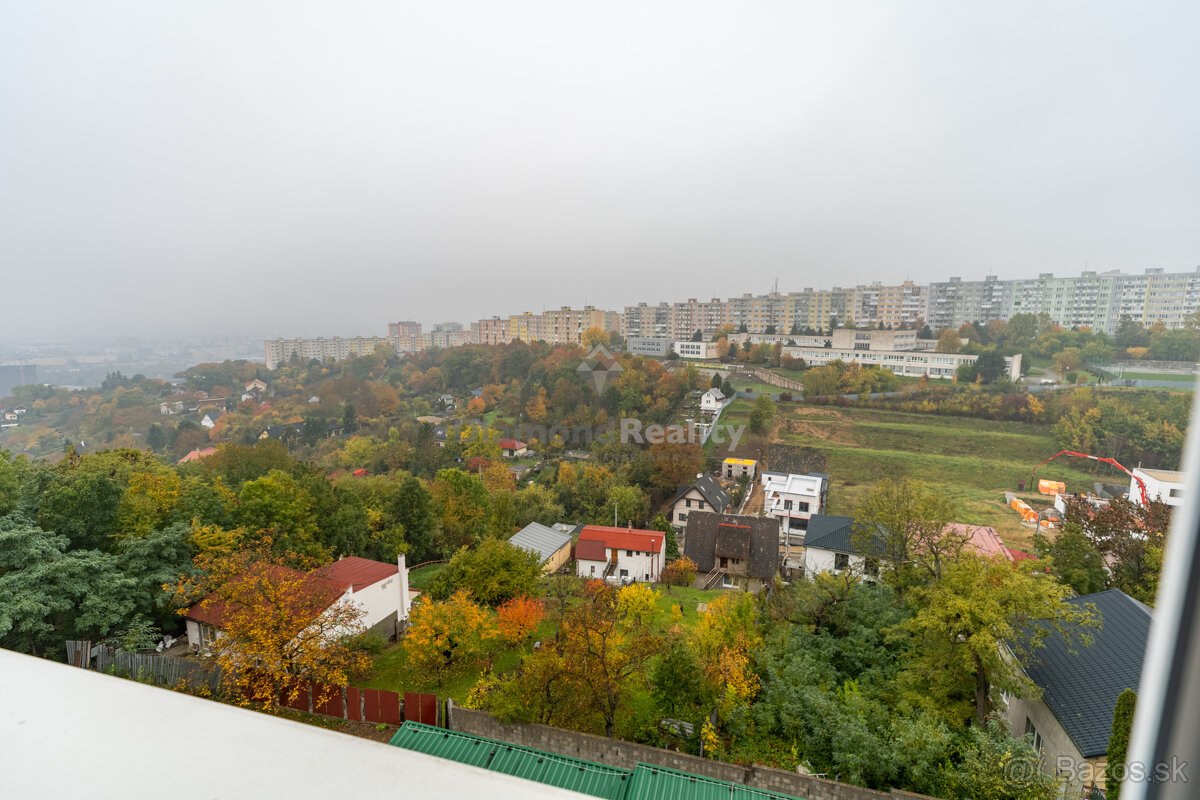NA PREDAJ KRÁSNY 3 IZBOVÝ BYT S VÝHĽADOM NA MESTO | 64m2 + L - 4