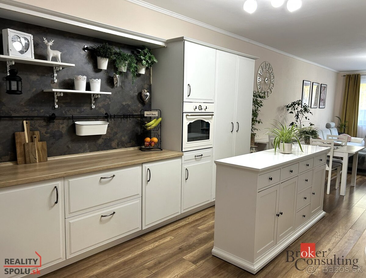 NA PREDAJ | Priestranný 3-izb byt s vlastnou predzáhradkou – - 4