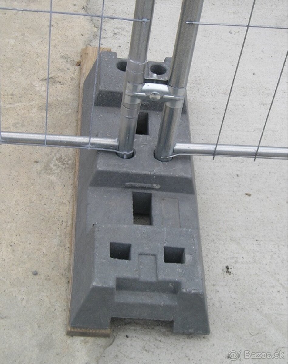 Predám plastové (16kg) podstavce na mobilný plot - 4