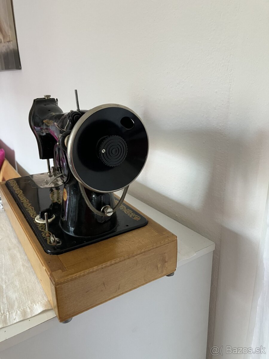 Starožitný mechanický šijací stroj(ručný pohon/ - 4