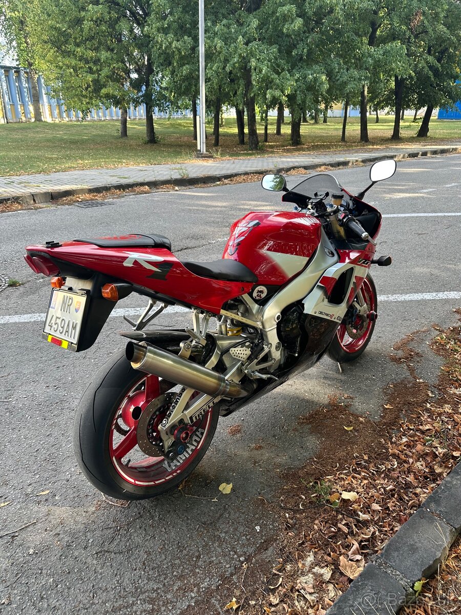 Yamaha r1 - 4