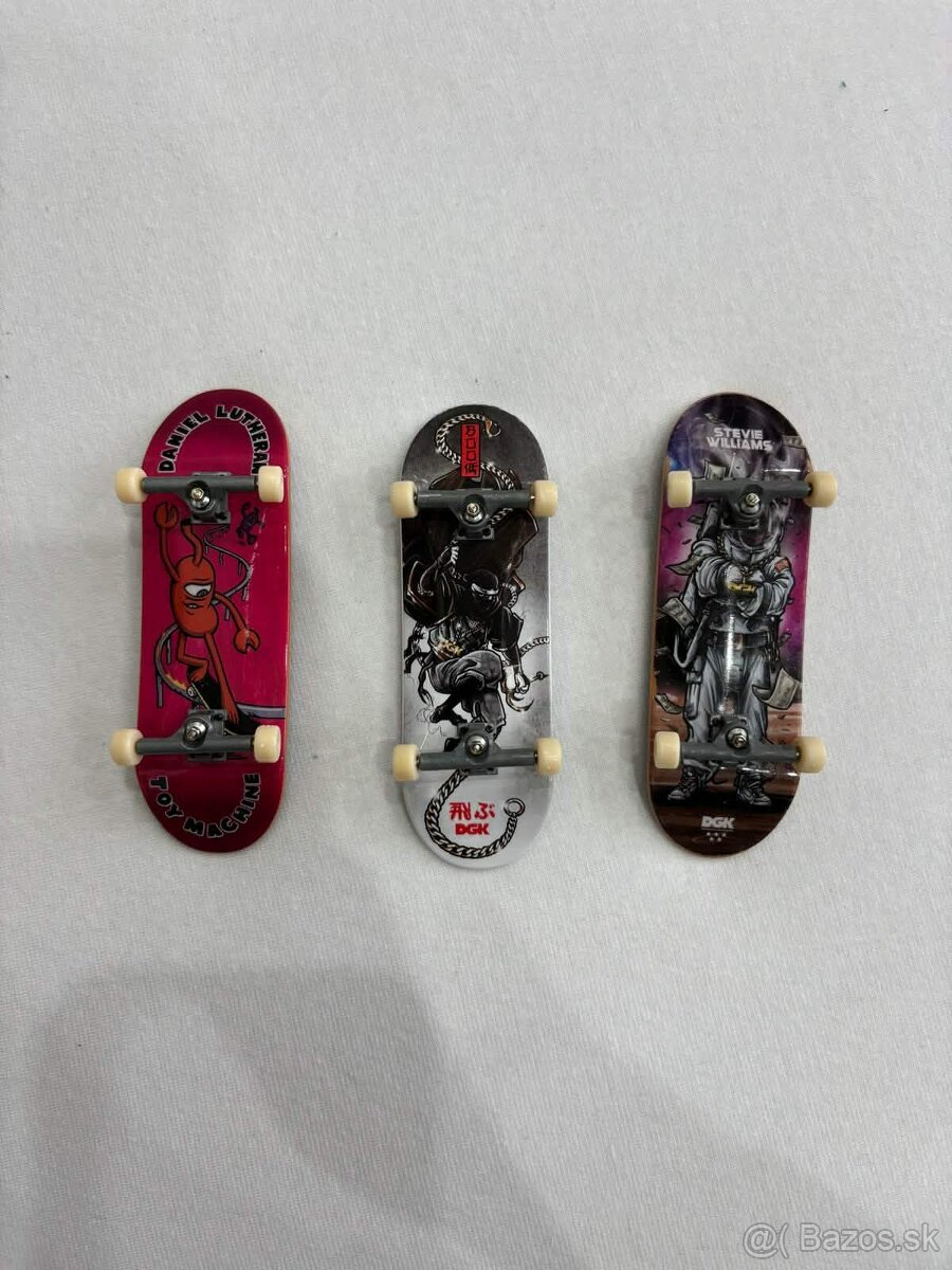 Schodisko so zábradlím a rampou a skateboadmi - 4