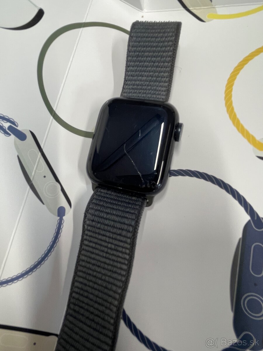 Apple Watch SE (2. generácia) 40 mm - 4