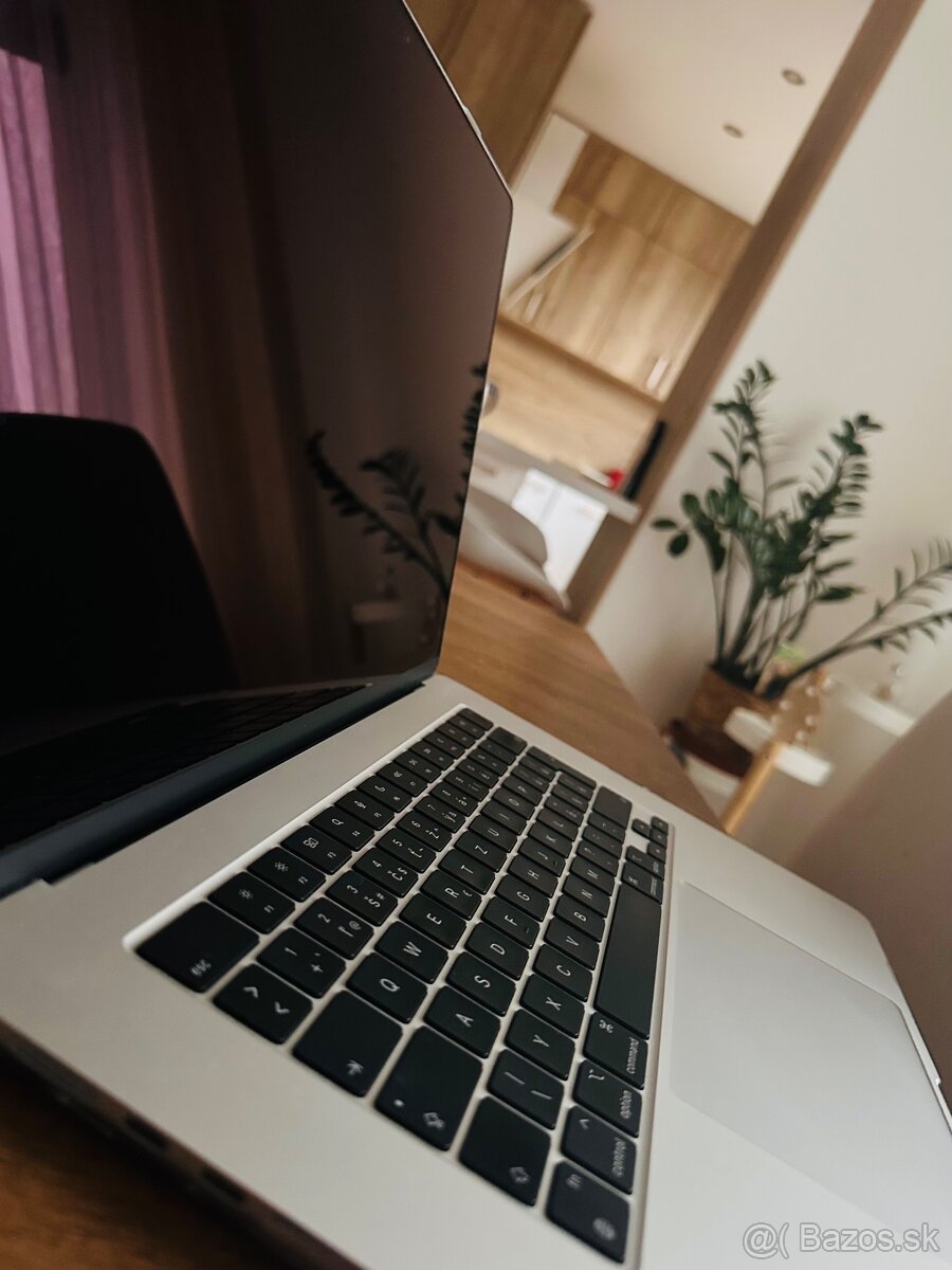 Predam 15-palcovy MacBook Air s M2 cipom - 4